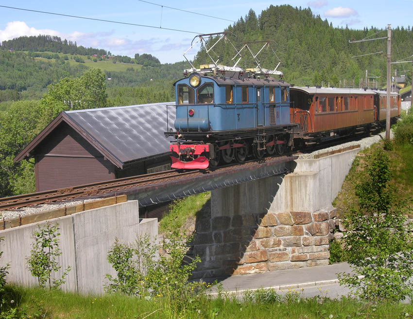The 1919 ASEA engine running on the Thamshavnbanen The 1919 ASEA engine running on the Thamshavnbanen